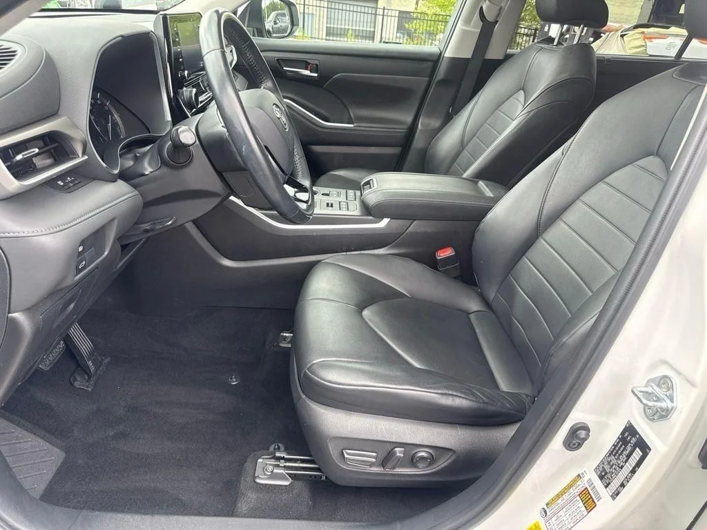 Used 2020 White Toyota XLE image 11