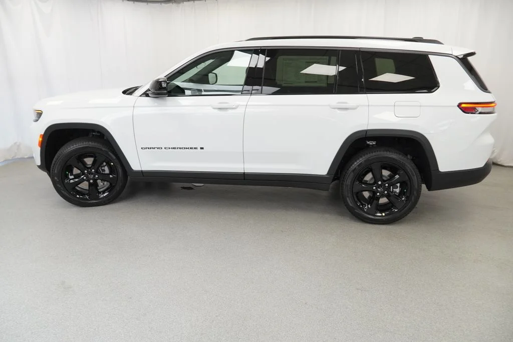 New 2026 Bright White Clear-Coat Exterior Paint Jeep Limited image 14