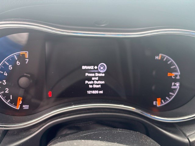 Used 2018 Red Jeep Laredo image 7