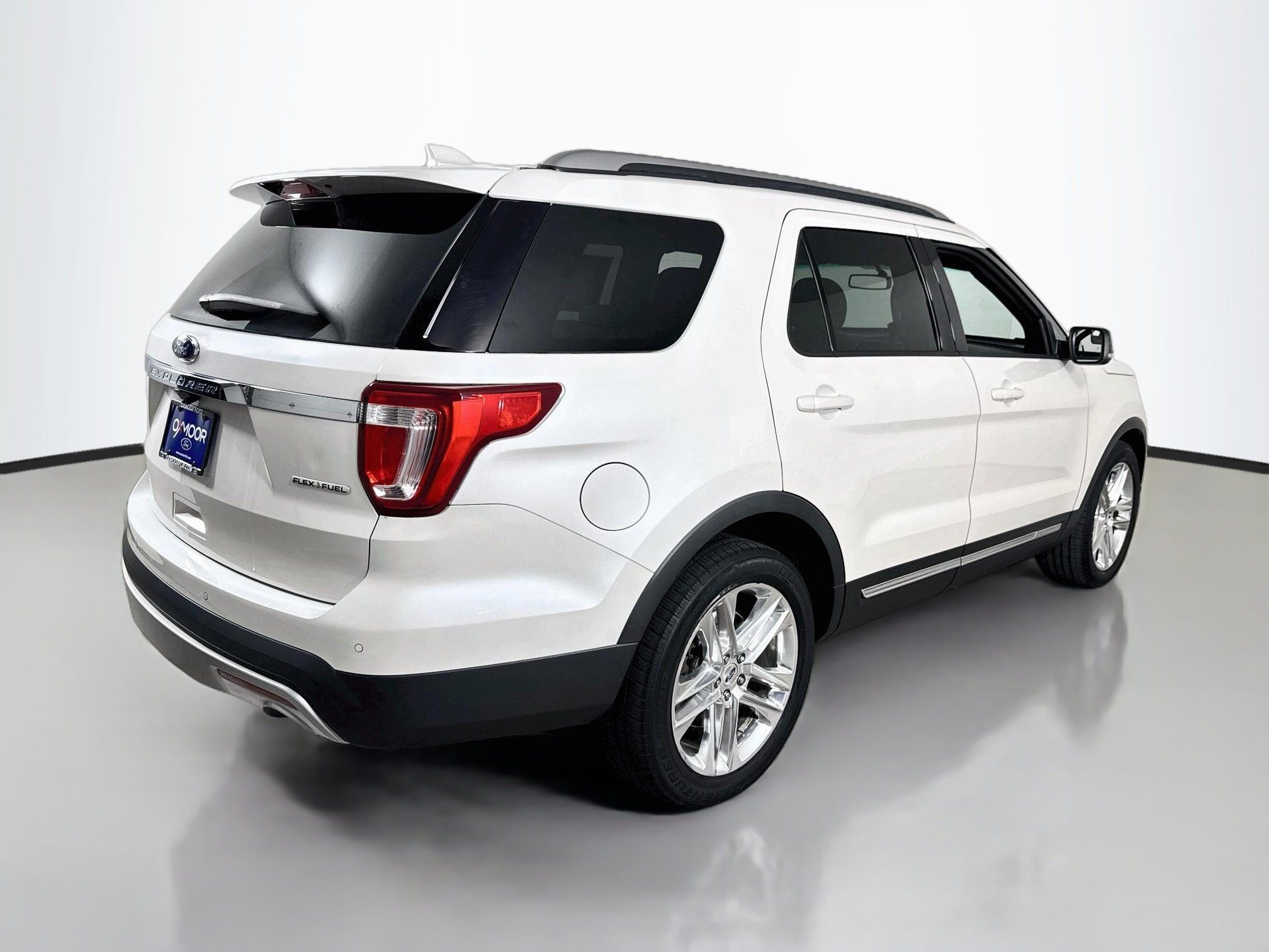 Used 2016 White Platinum Metallic Tri-Coat Ford XLT image 11