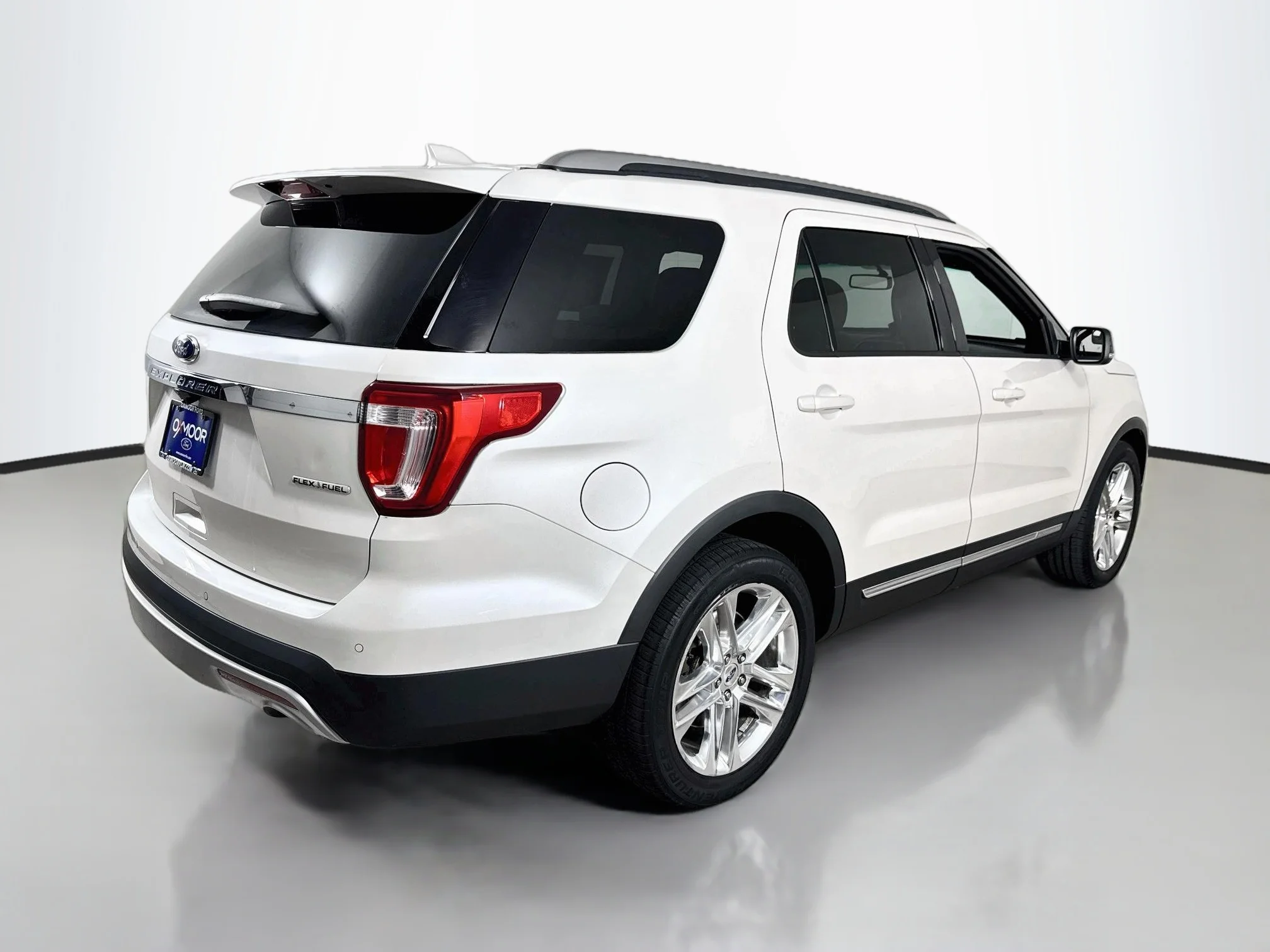 Used 2016 White Platinum Tri-Coat Metallic Ford XLT image 12