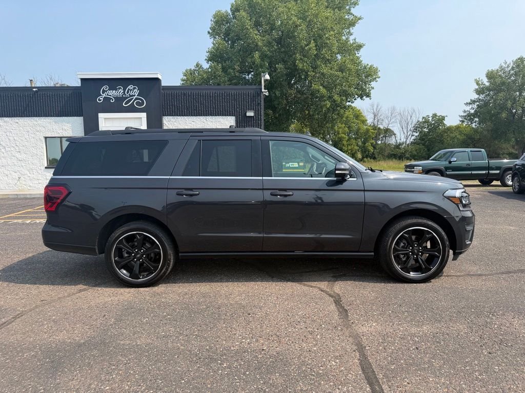 Used 2023  Ford Limited image 3