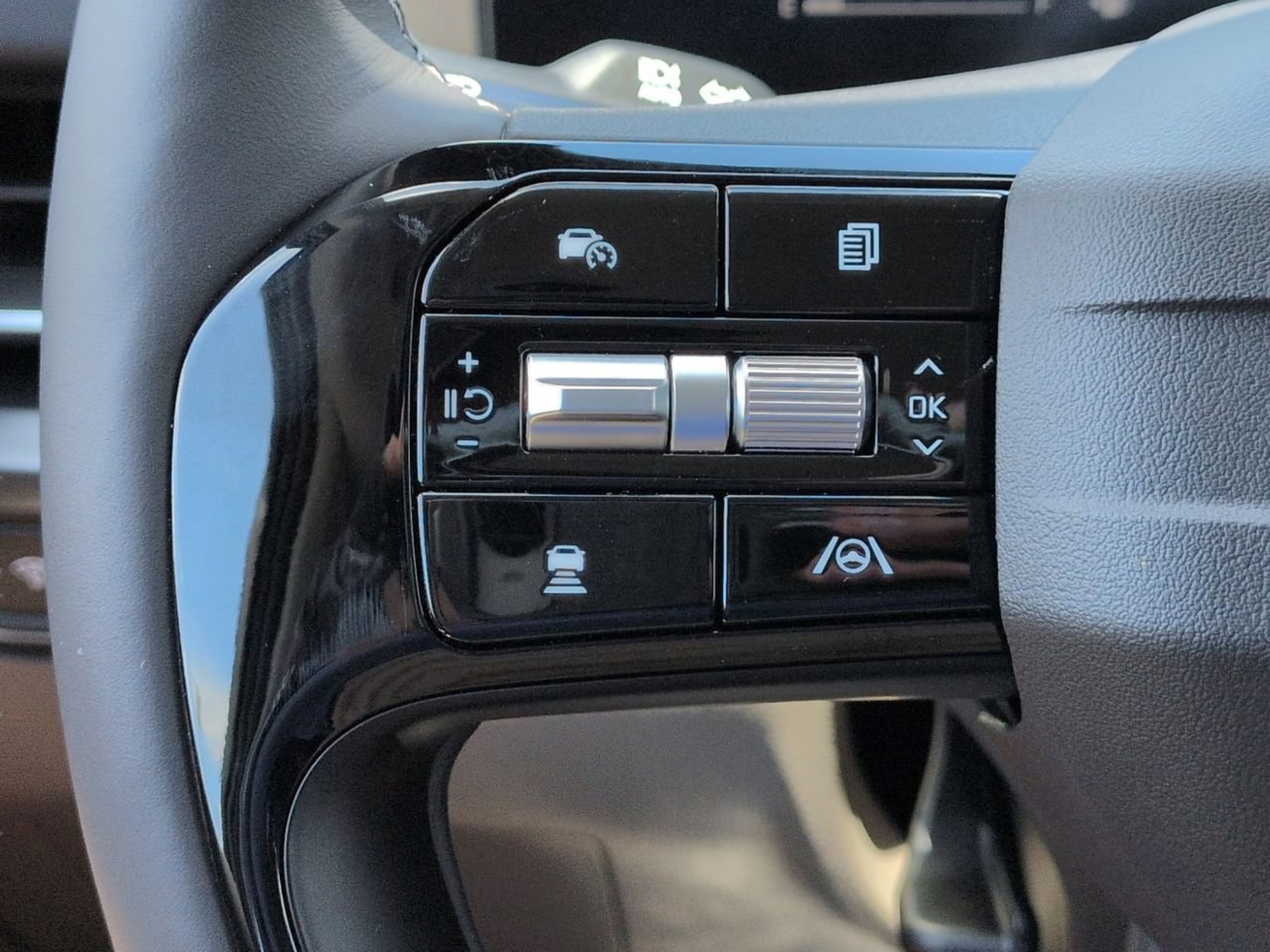 New 2027 Ceramic Silver Kia LXS image 29