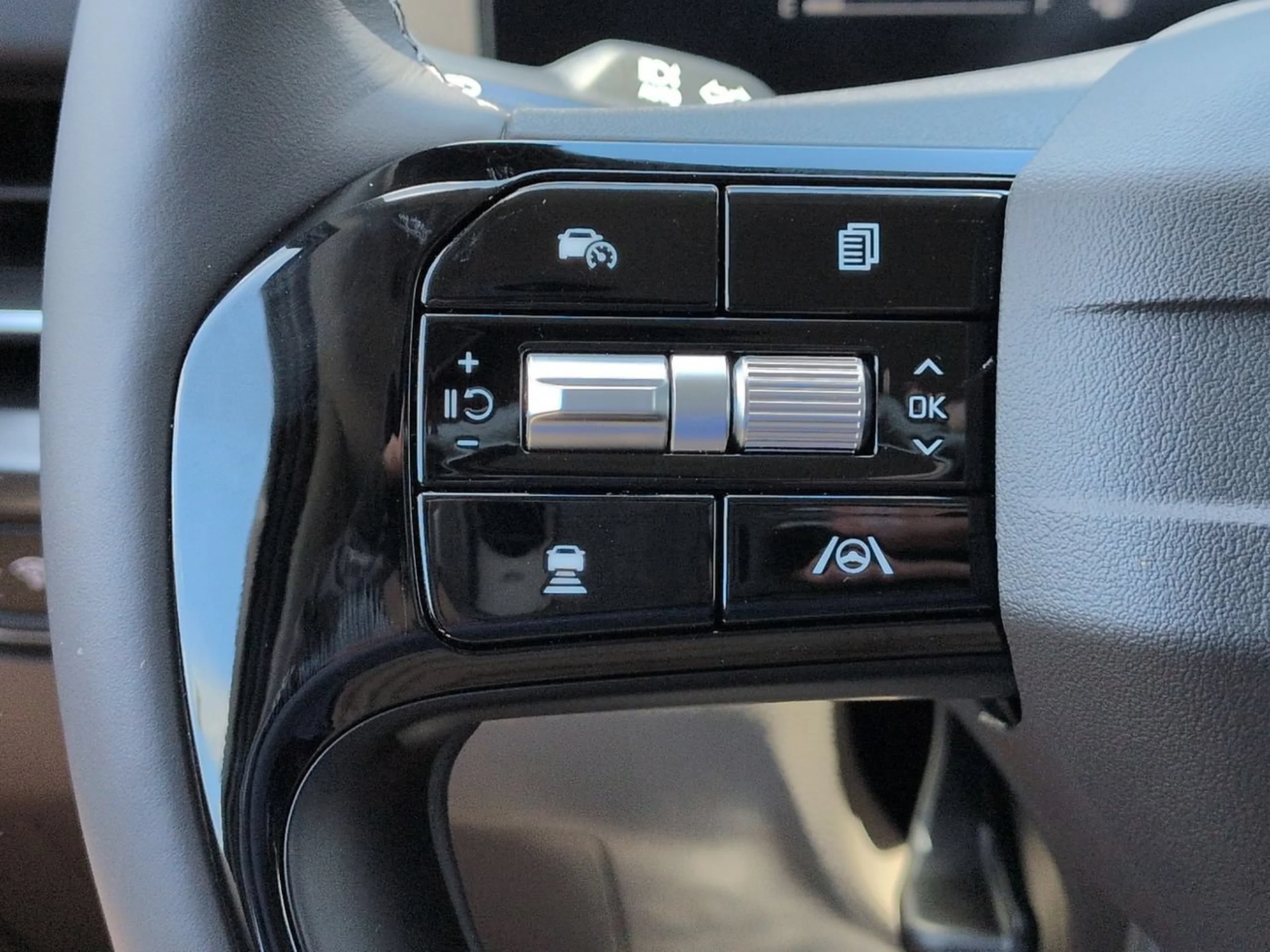 New 2027 Ceramic Silver Kia LXS image 29