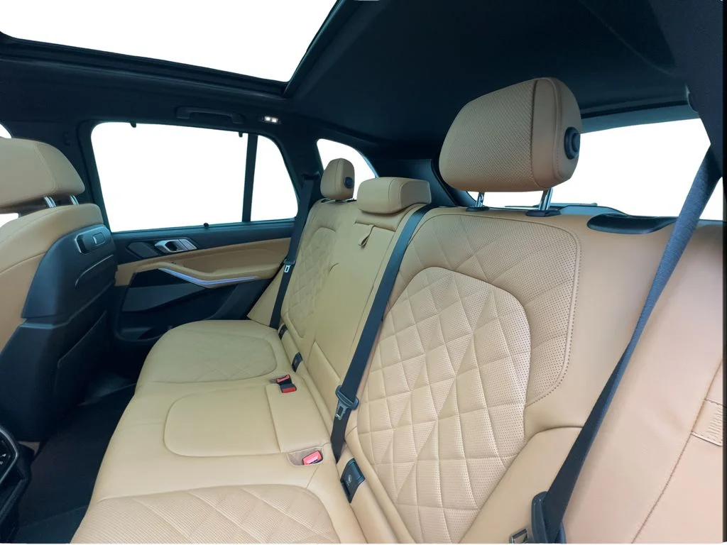 Used 2025 Gray BMW M60i image 26