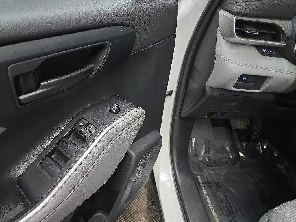 Used 2020 White Toyota L image 27