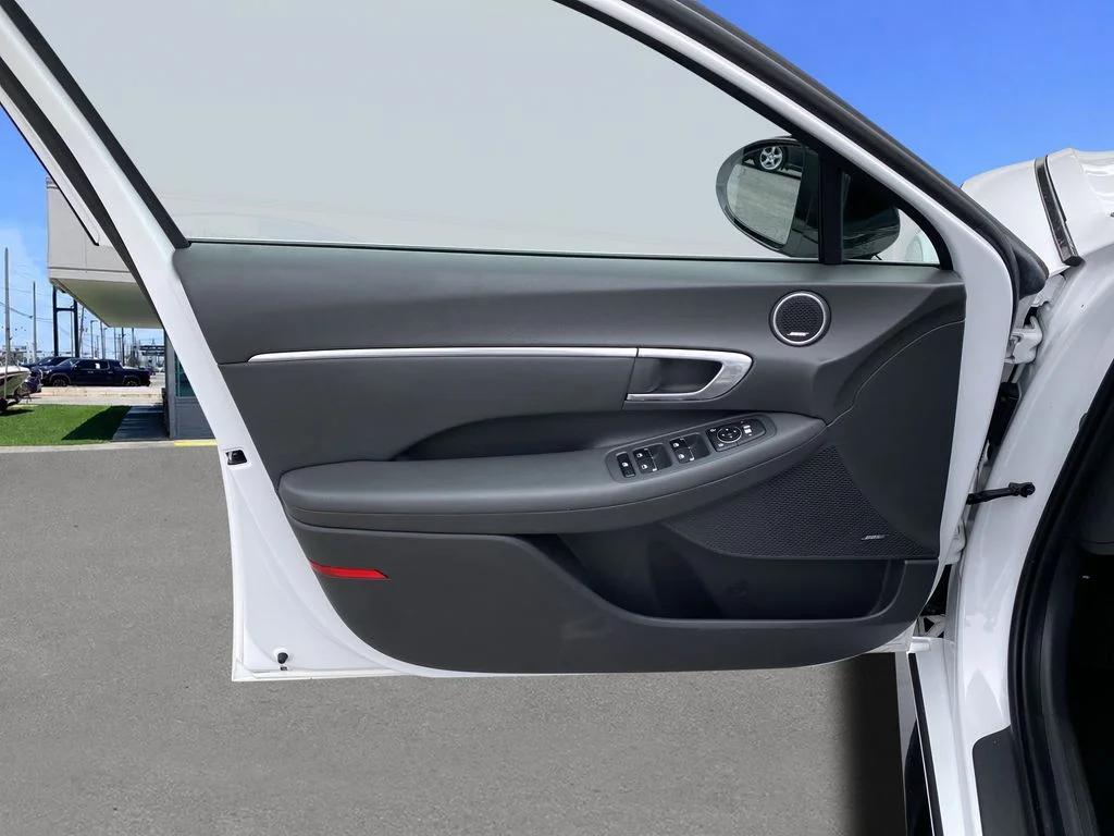 Used 2022 Quartz White Hyundai SEL Plus image 17