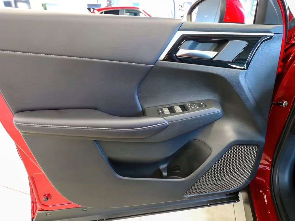 New 2025 Red Diamond Mitsubishi SE image 9