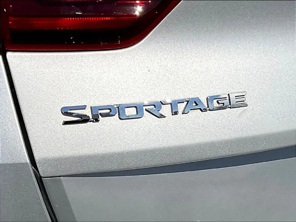 Used 2020 Sparkling Silver Kia LX image 27