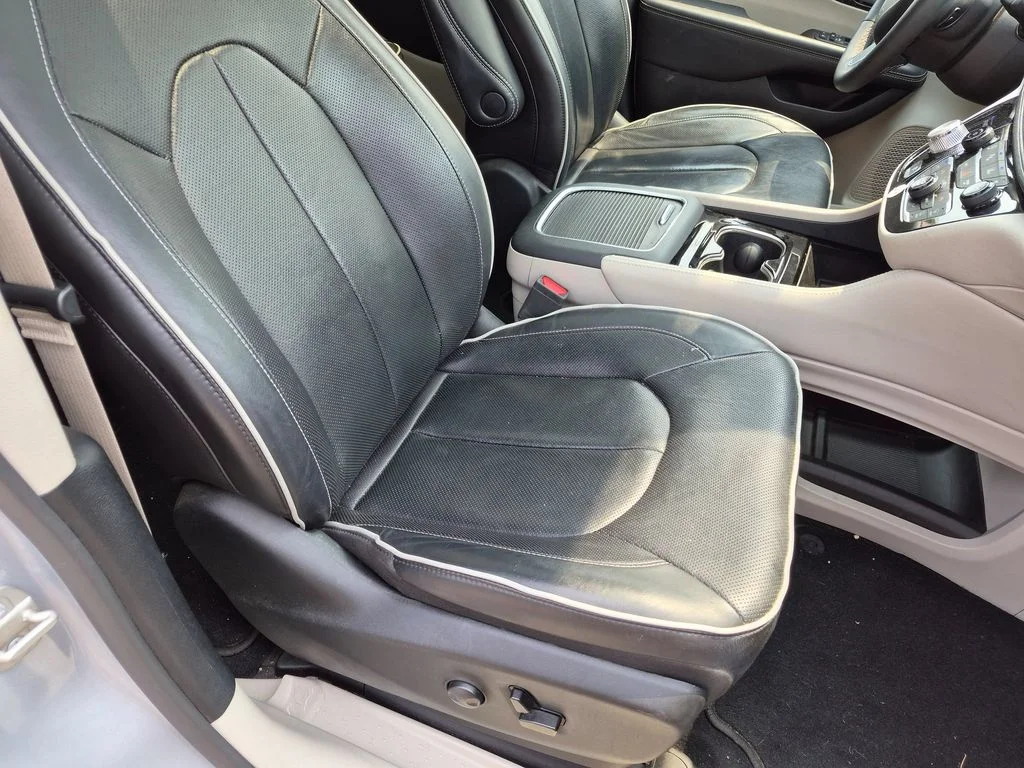 Used 2023 Silver Chrysler Limited image 33