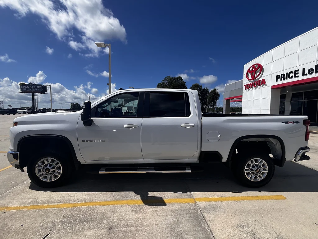 Used 2025 Summit White Chevrolet LT image 6
