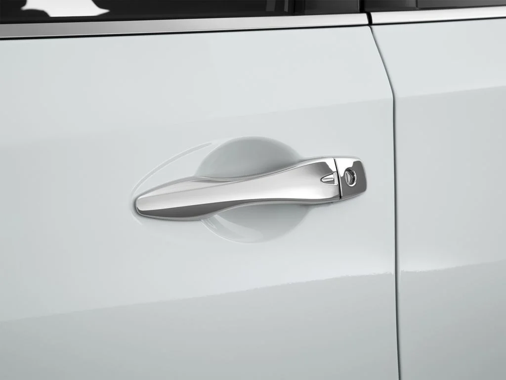Used 2015 White Nissan 2.5 S image 17