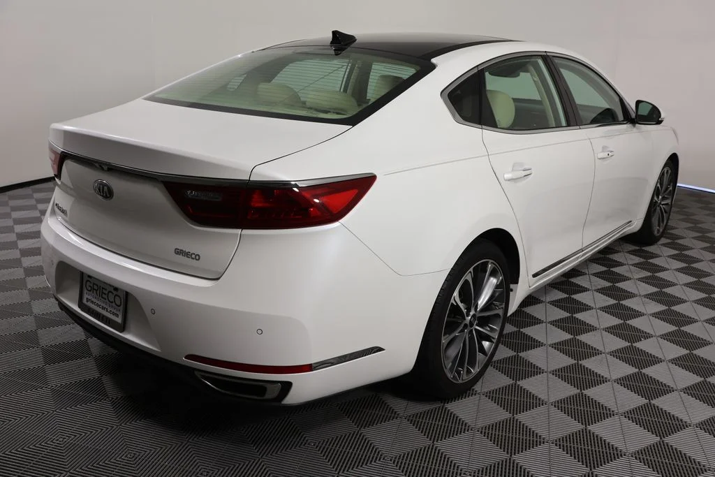 Used 2019 White Kia Technology image 8
