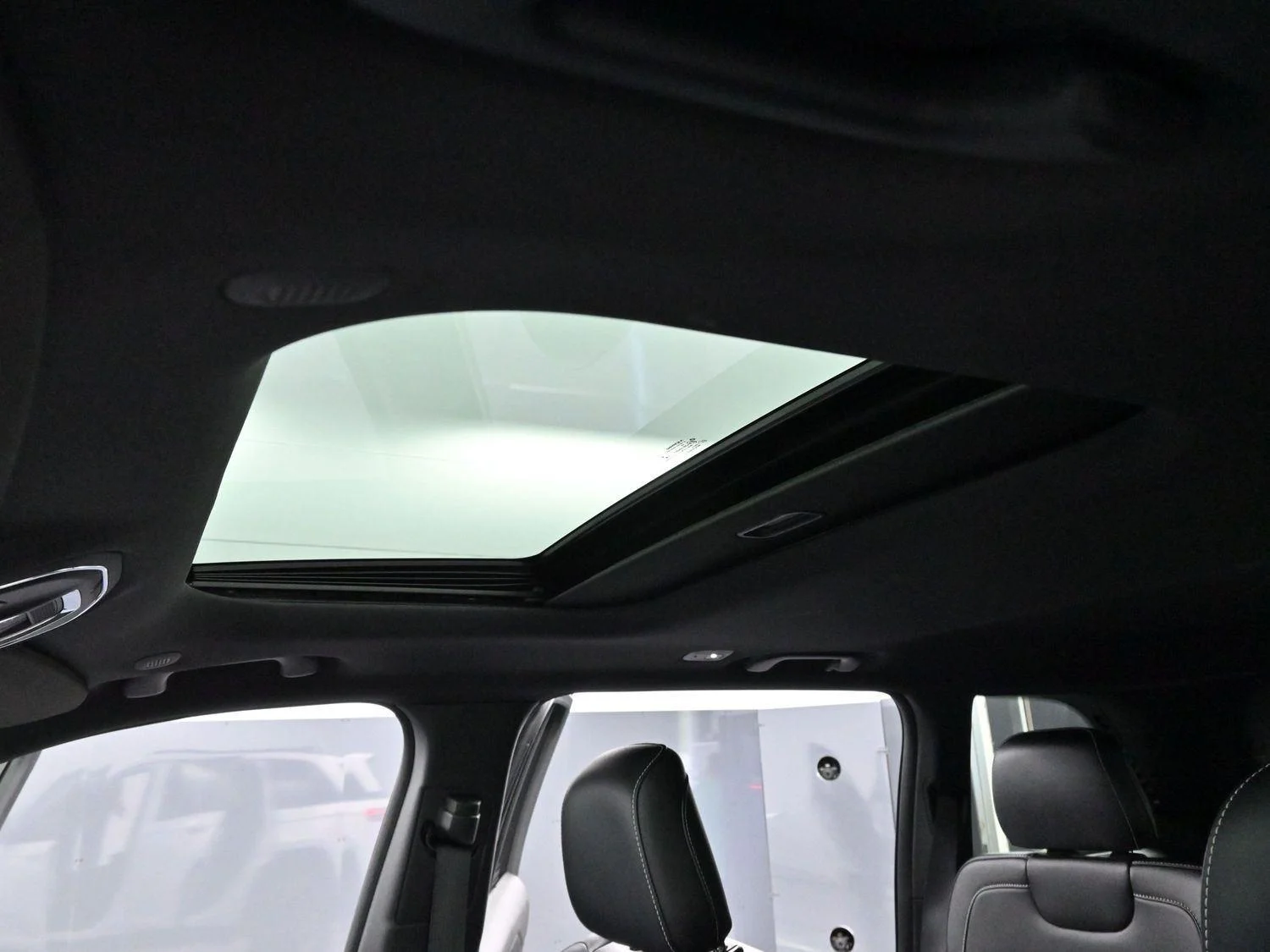 Used 2023 White Jeep Altitude image 26