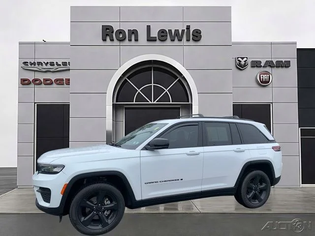 Used 2023 White Jeep Altitude X image 1