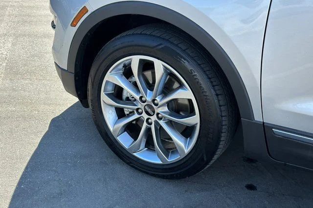 Used 2019 Silver Lincoln Select image 8