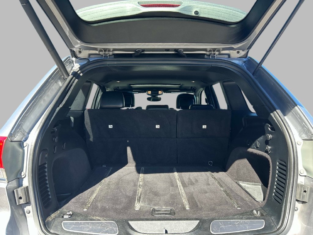 Used 2017 Silver Jeep Limited image 11