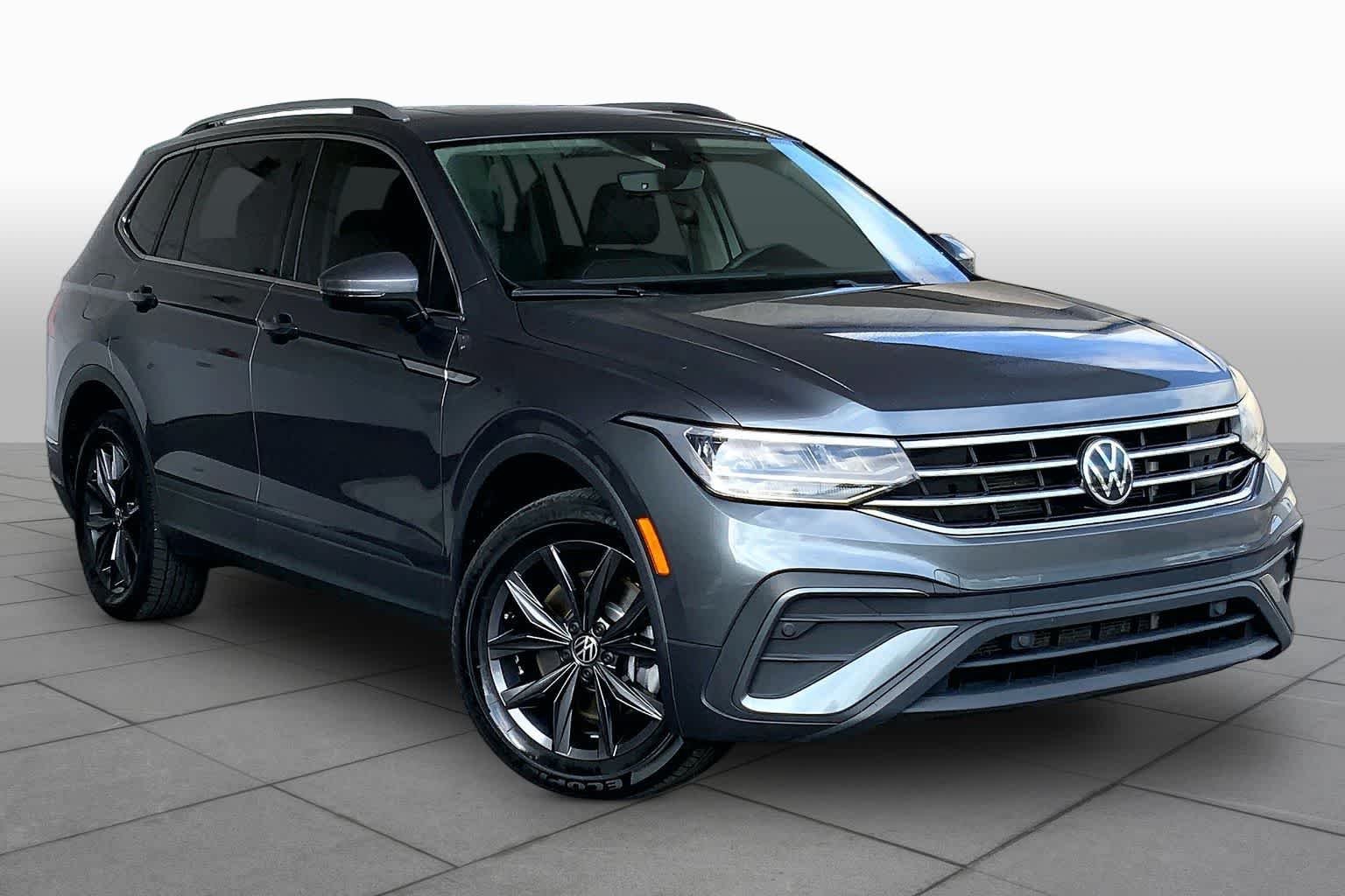 Used 2023 Platinum Gray Metallic Volkswagen SE image 3