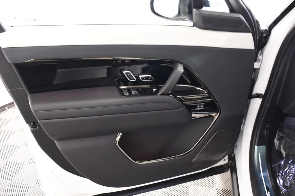 New 2026 Ostuni Prl Whi Land Rover SV image 14