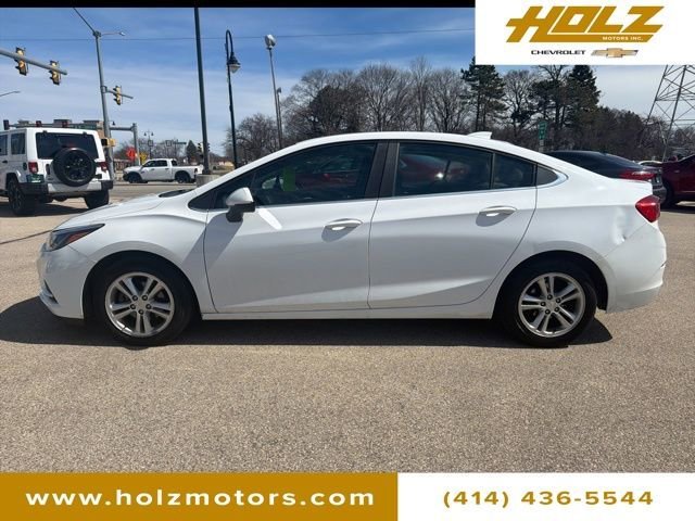 Used 2018 Chevrolet Cruze LT with VIN 1G1BE5SM9J7239362 for sale in Hales Corners, WI