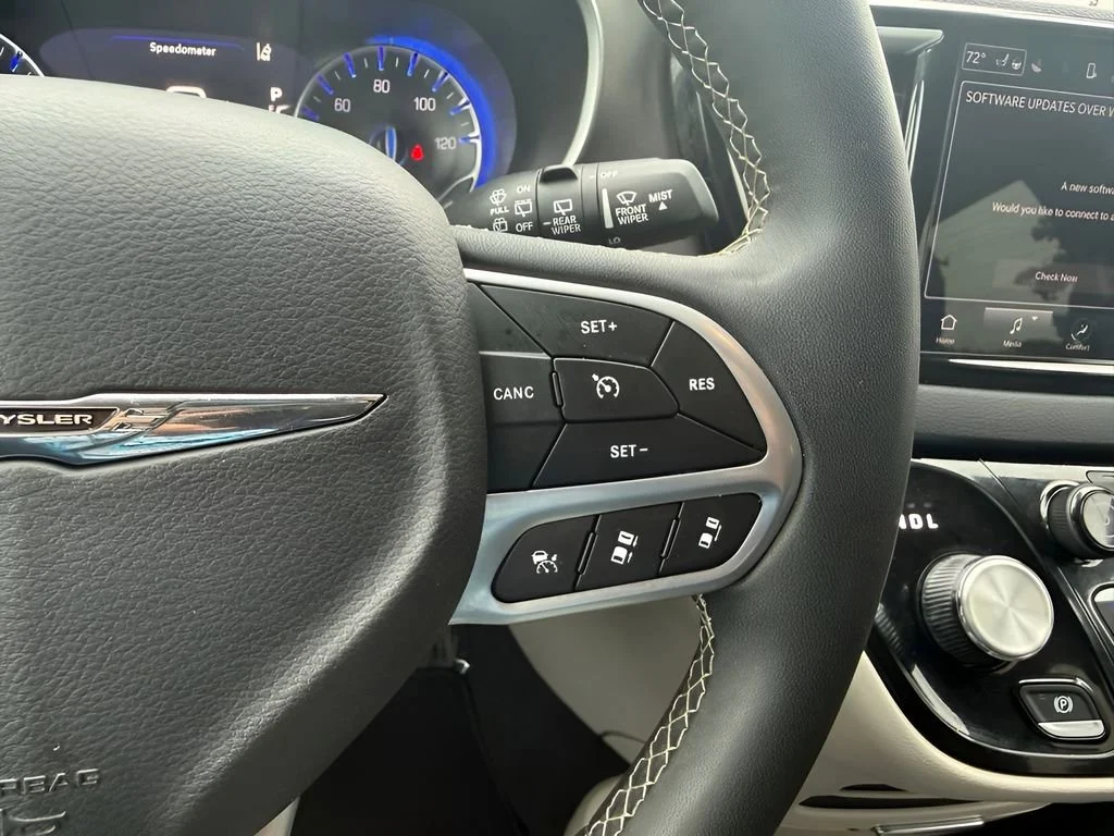 Used 2024 Silver Chrysler Touring L image 10