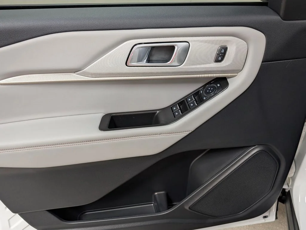 New 2026 Star White Metallic Tri-Coat Ford Active image 10
