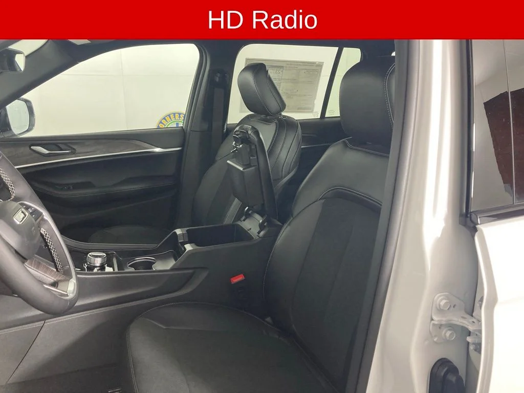 New 2026 Bright White Clear-Coat Exterior Paint Jeep Altitude image 9