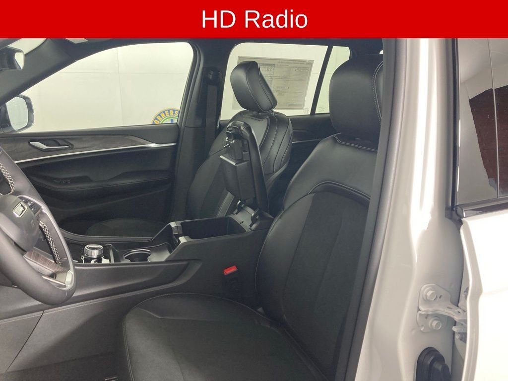 New 2026 Bright White Clear-Coat Exterior Paint Jeep Altitude image 9