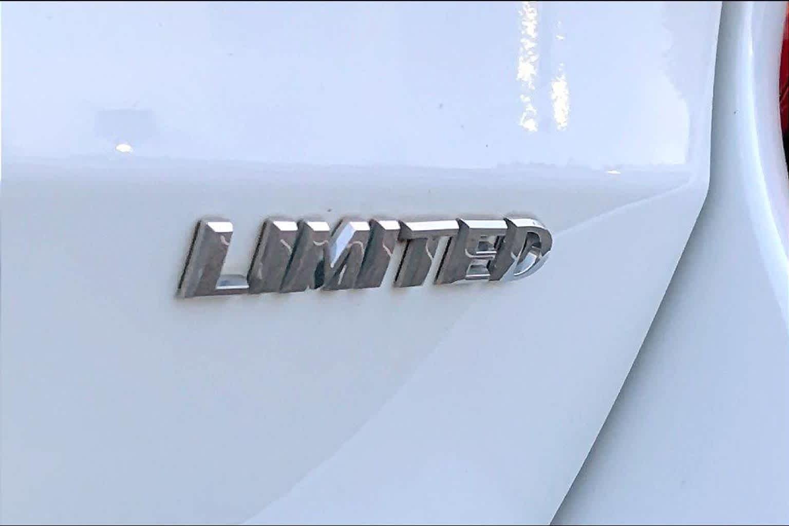 Used 2016 Bright White Clearcoat Chrysler Limited Platinum image 9