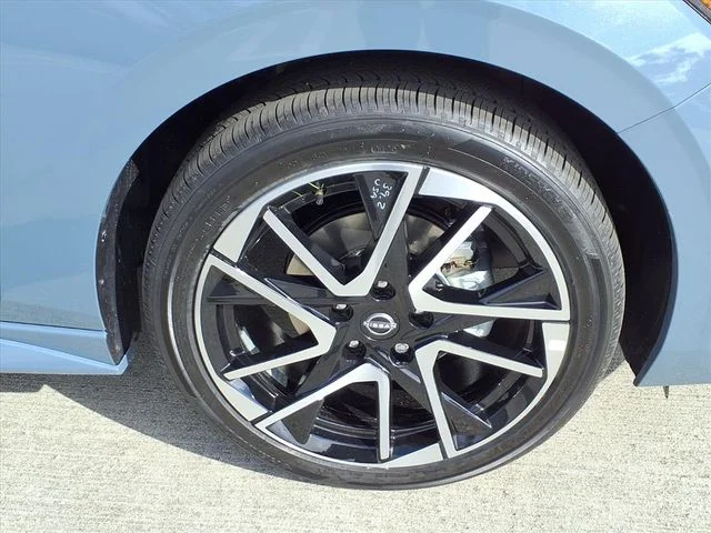 New 2025 Two-tone Atlantic Gray Metallic / Super Black Nissan SR image 5