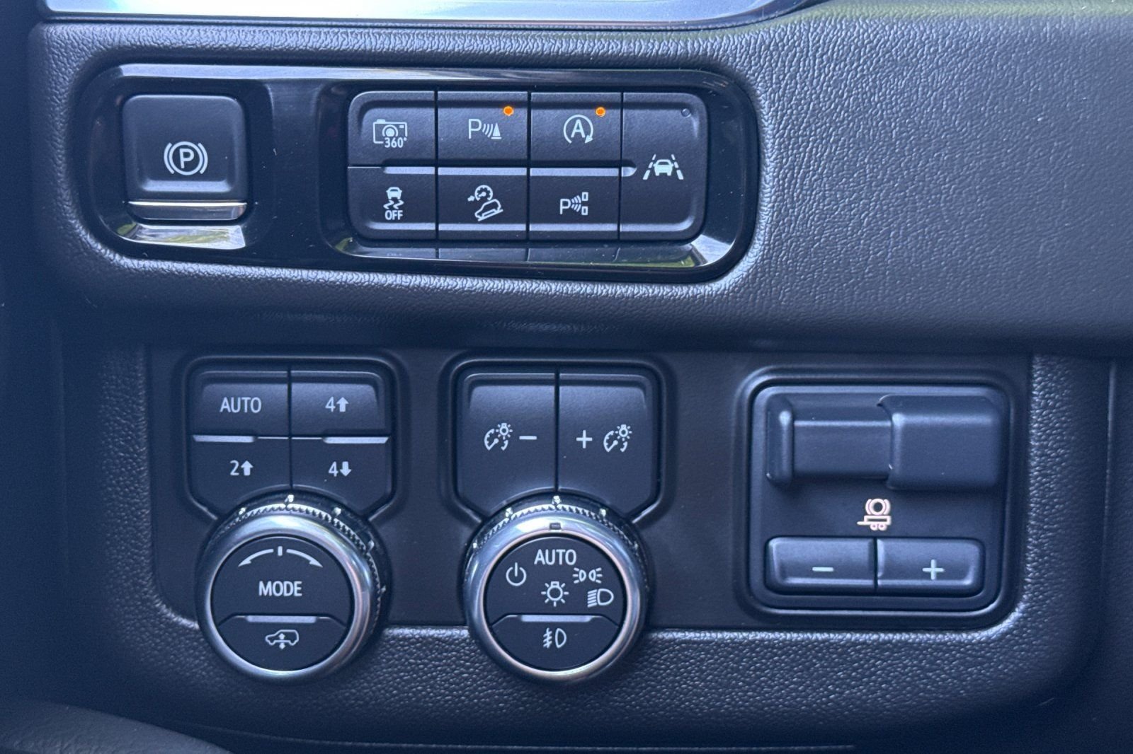 Used 2025  GMC Denali image 32