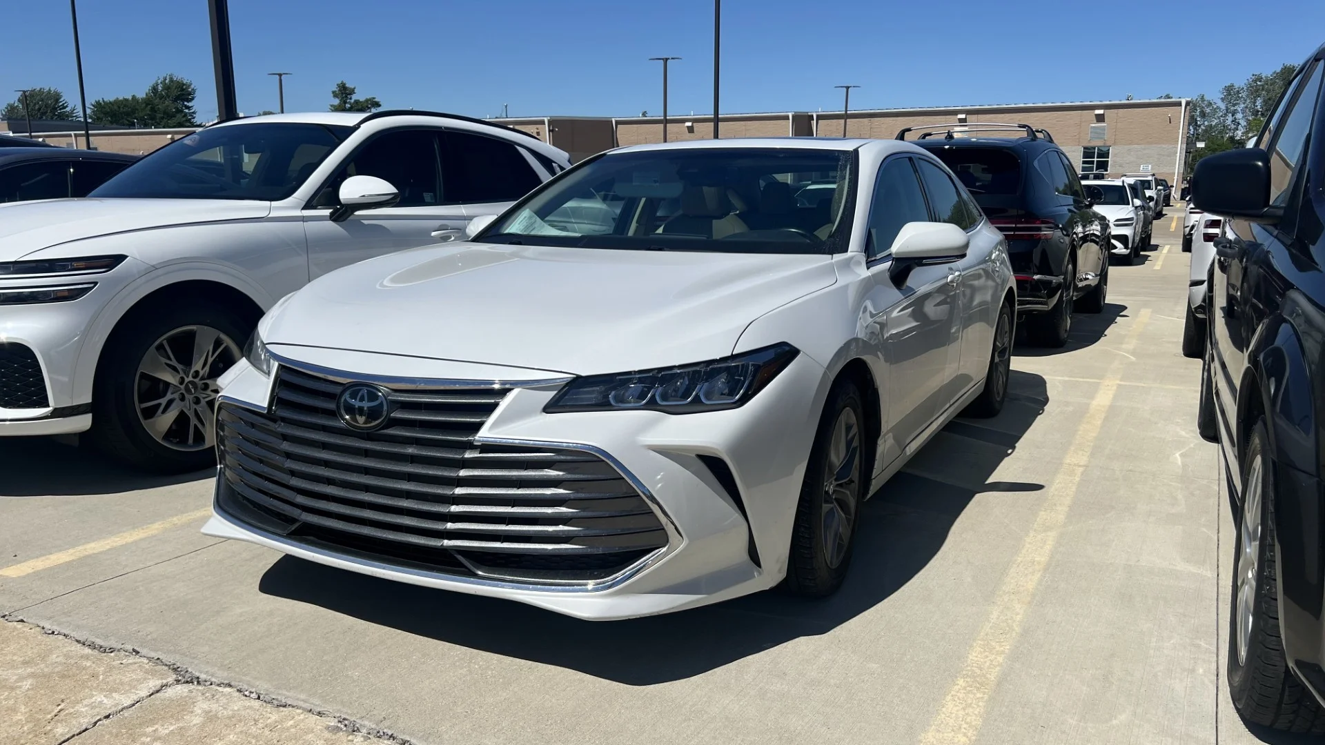 Used 2019 Wind Chill Pearl Toyota XLE image 1
