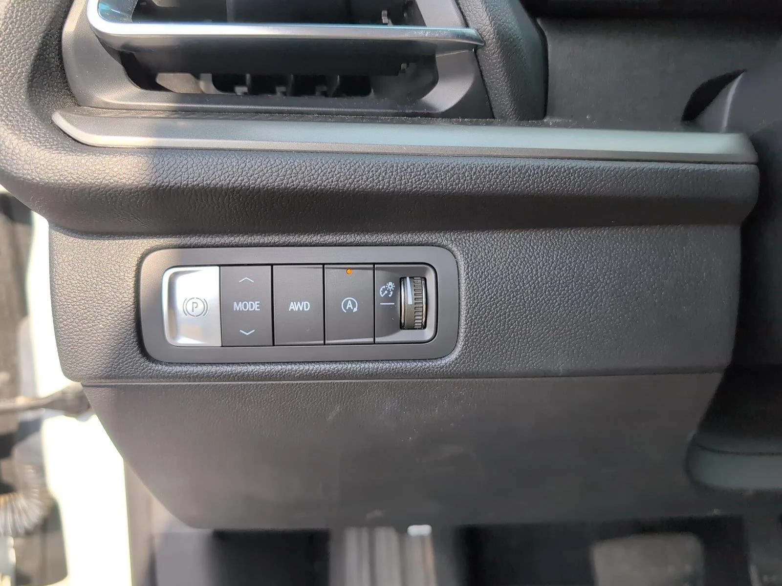 Used 2025 Summit White Chevrolet LT image 27