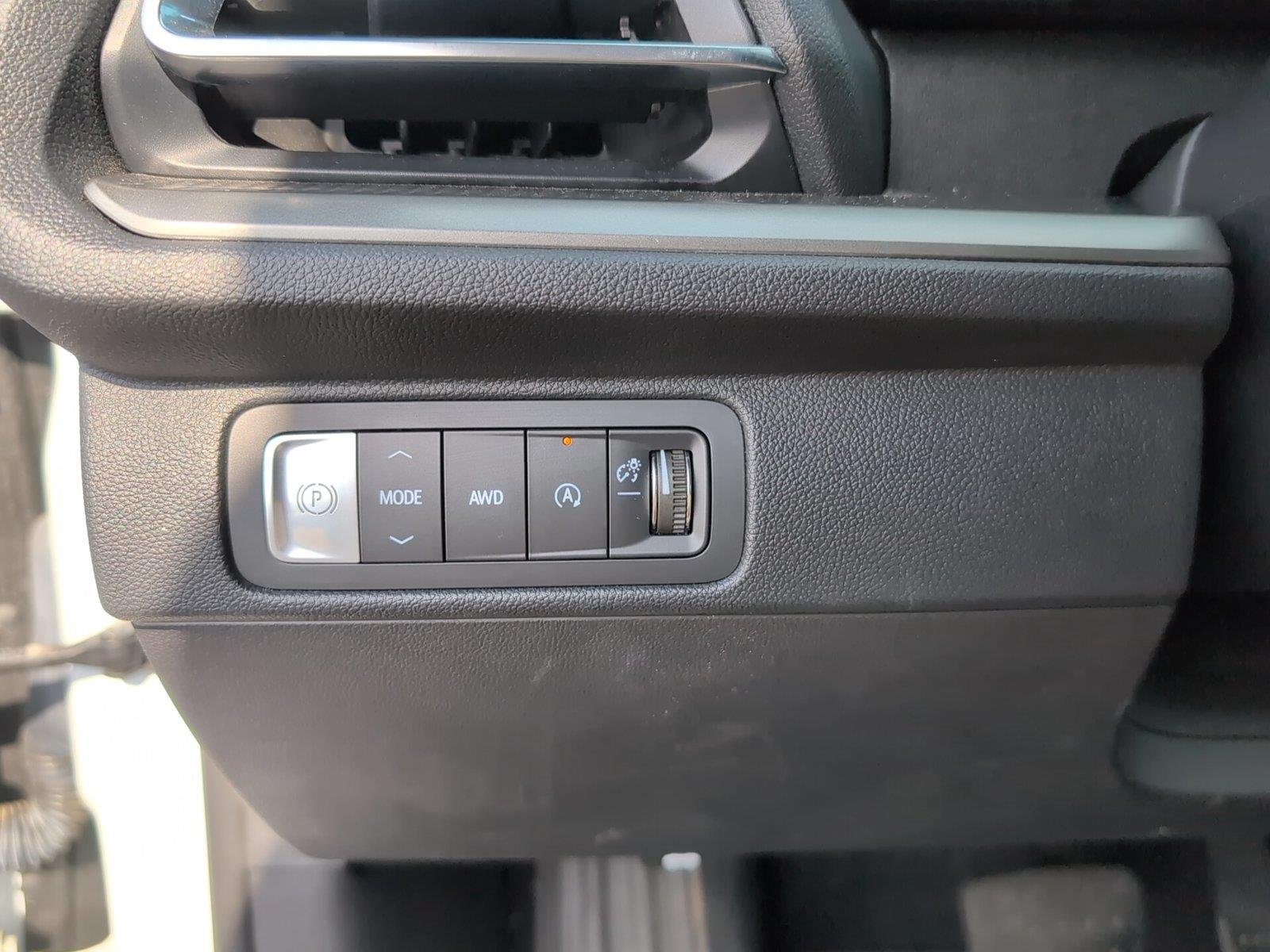 Used 2025 Summit White Chevrolet LT image 27
