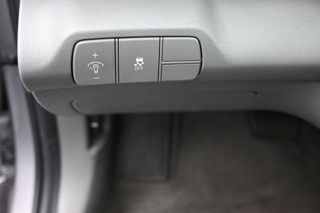 Used 2025 Silver Hyundai SEL Convenience image 21
