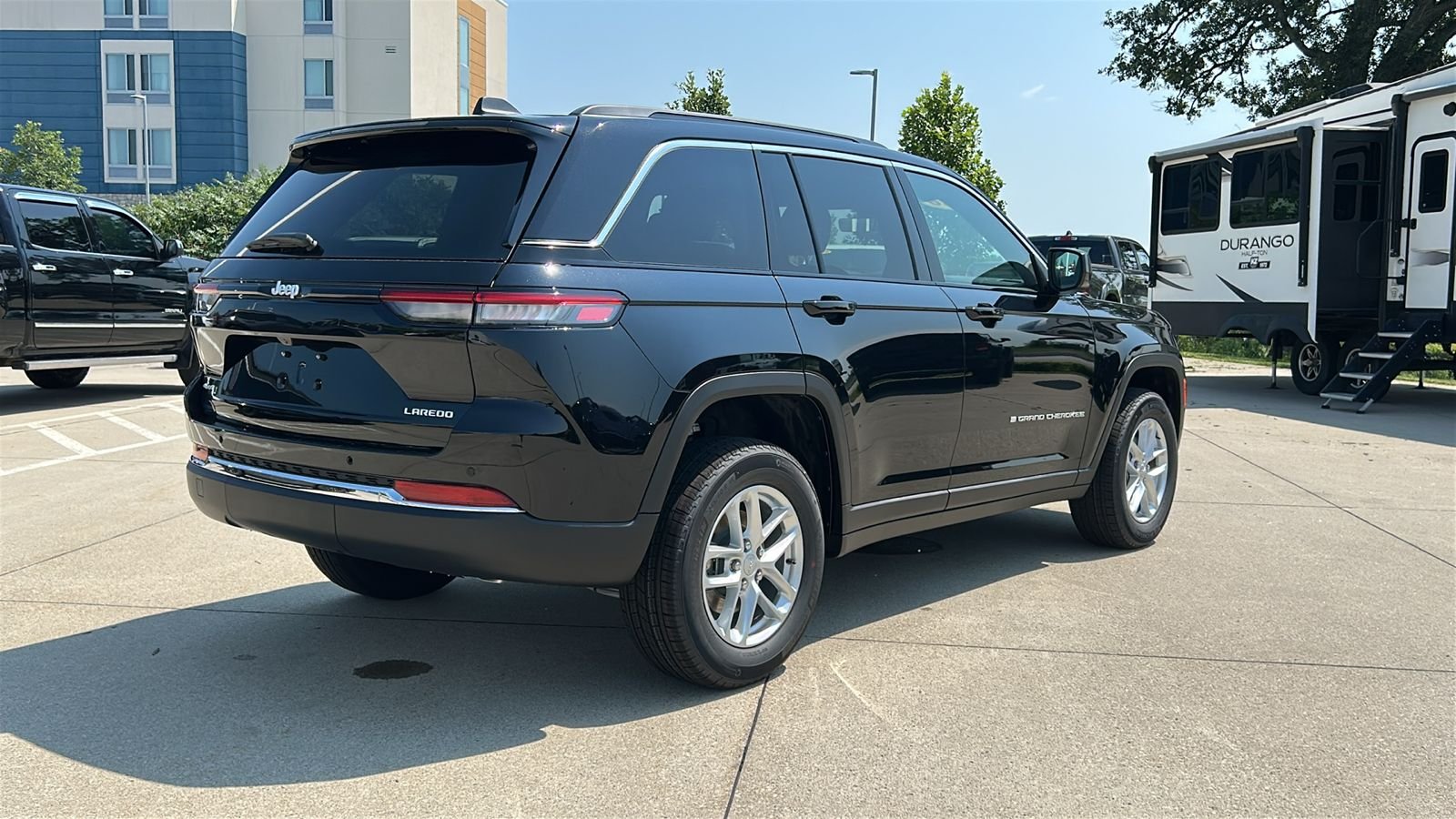 New 2026 Diamond Black Crystal Pearl-Coat Exterior Paint Jeep Laredo image 4