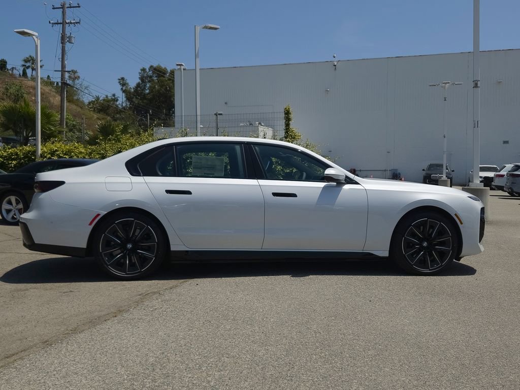 New 2026 Mineral White Metallic BMW 750e xDrive image 4