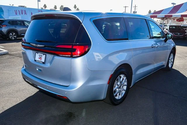 Used 2023 Silver Chrysler Touring L image 5