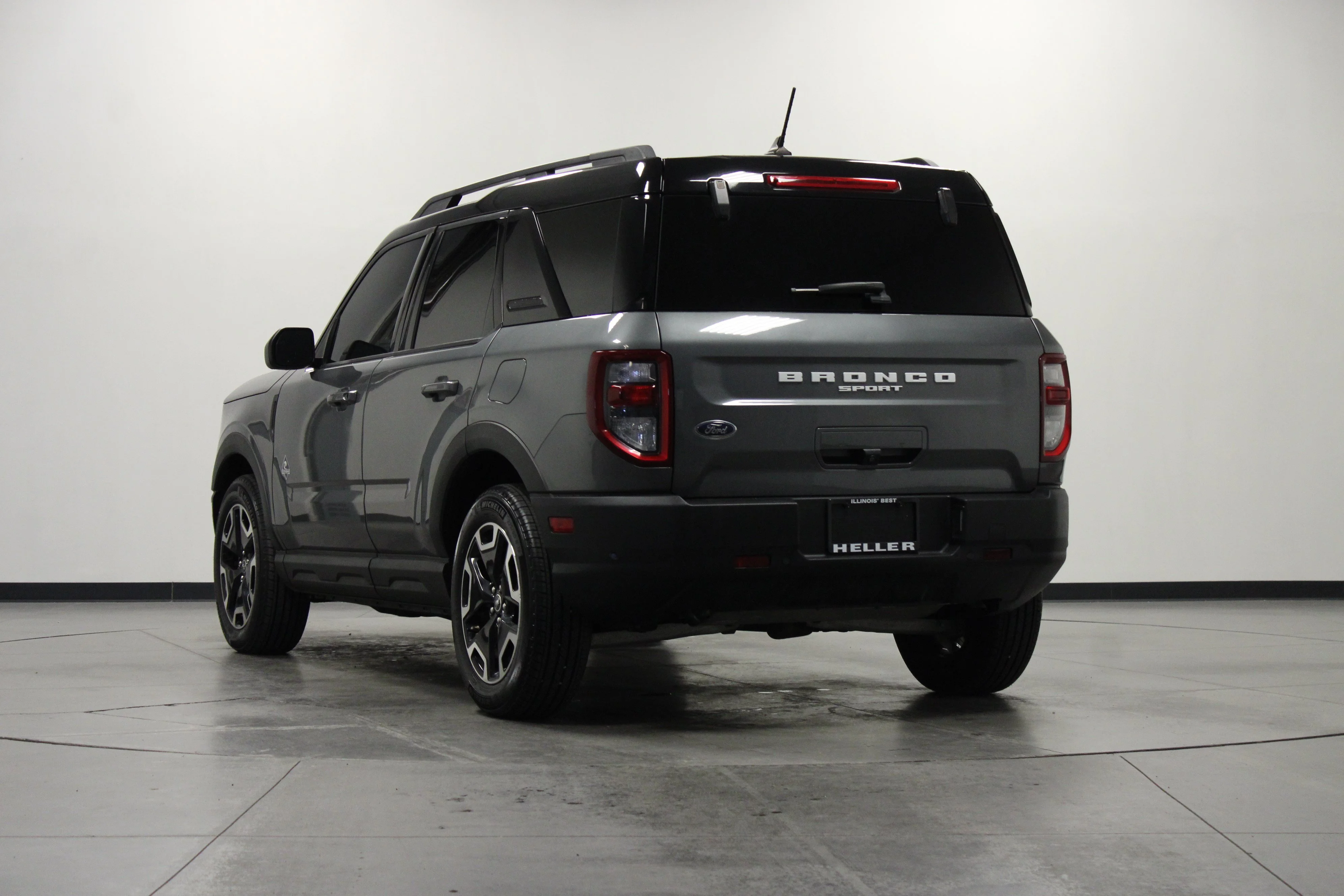 Used 2021 Gray Metallic Ford Outer Banks image 6