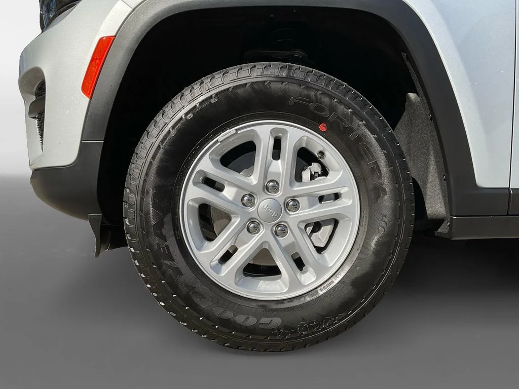 Used 2025 Silver Jeep Laredo image 16