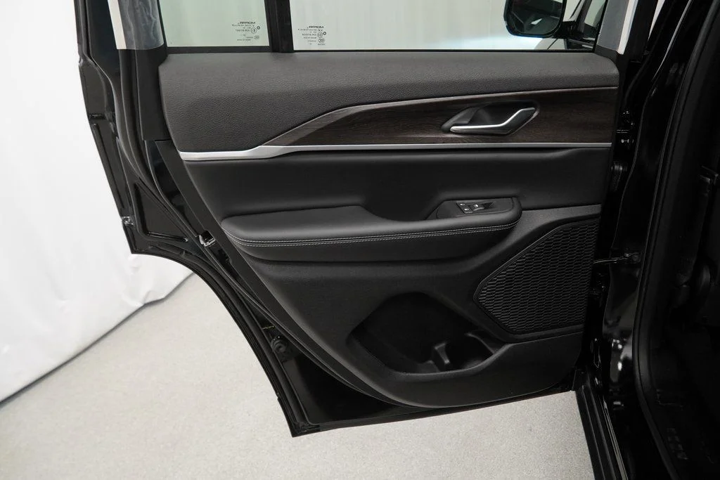 New 2026 Diamond Black Crystal Pearl-Coat Exterior Paint Jeep Altitude image 29