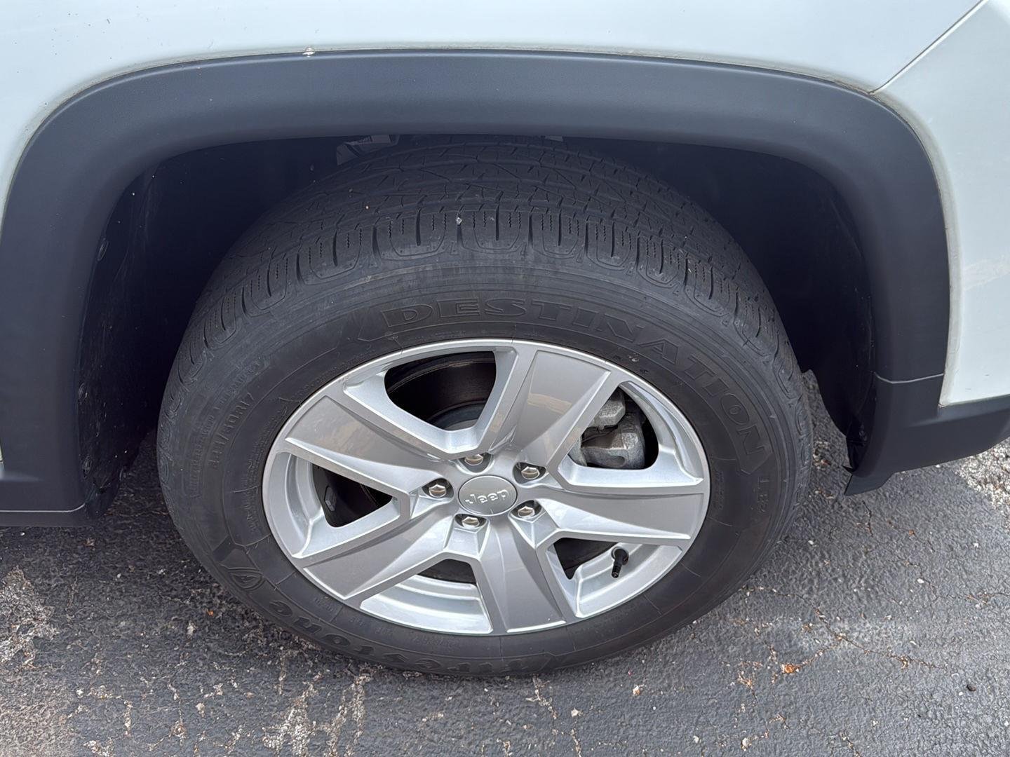Used 2022 White Jeep Latitude image 15