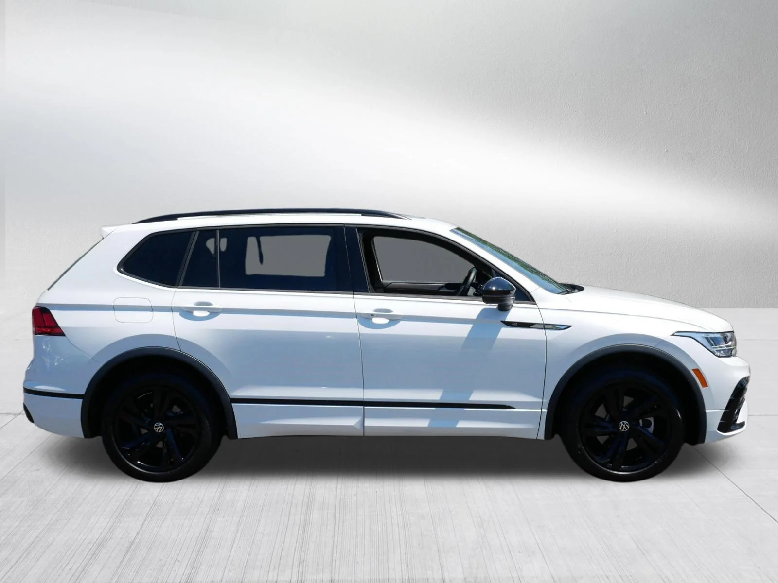 Used 2023 Volkswagen Tiguan SE R-LINE BLACK with VIN 3VV8B7AX6PM014124 for sale in Saint Louis Park, Minnesota