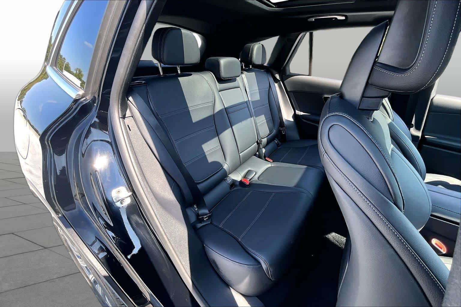 Used 2025 Obsidian Black Metallic Mercedes-Benz GLC 300 image 20