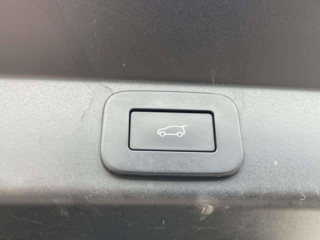 Used 2024 Black Land Rover SE image 27