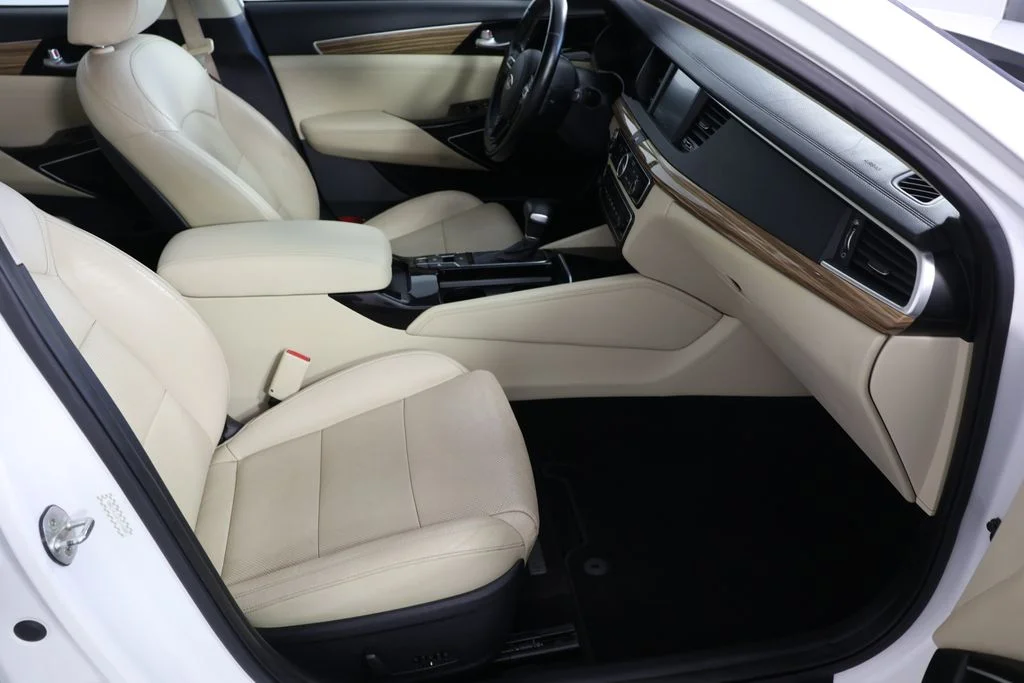 Used 2019 White Kia Technology image 24