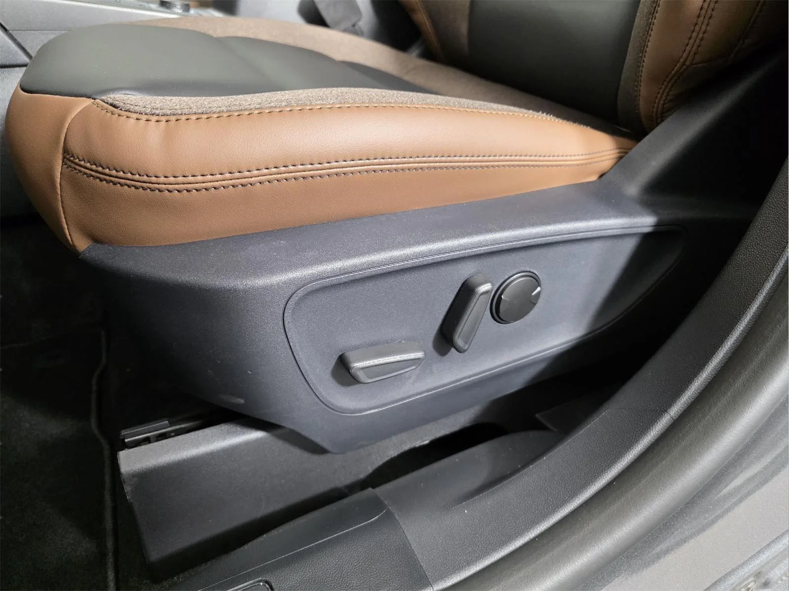 Used 2025 Carbonized Gray Metallic Ford Outer Banks image 14