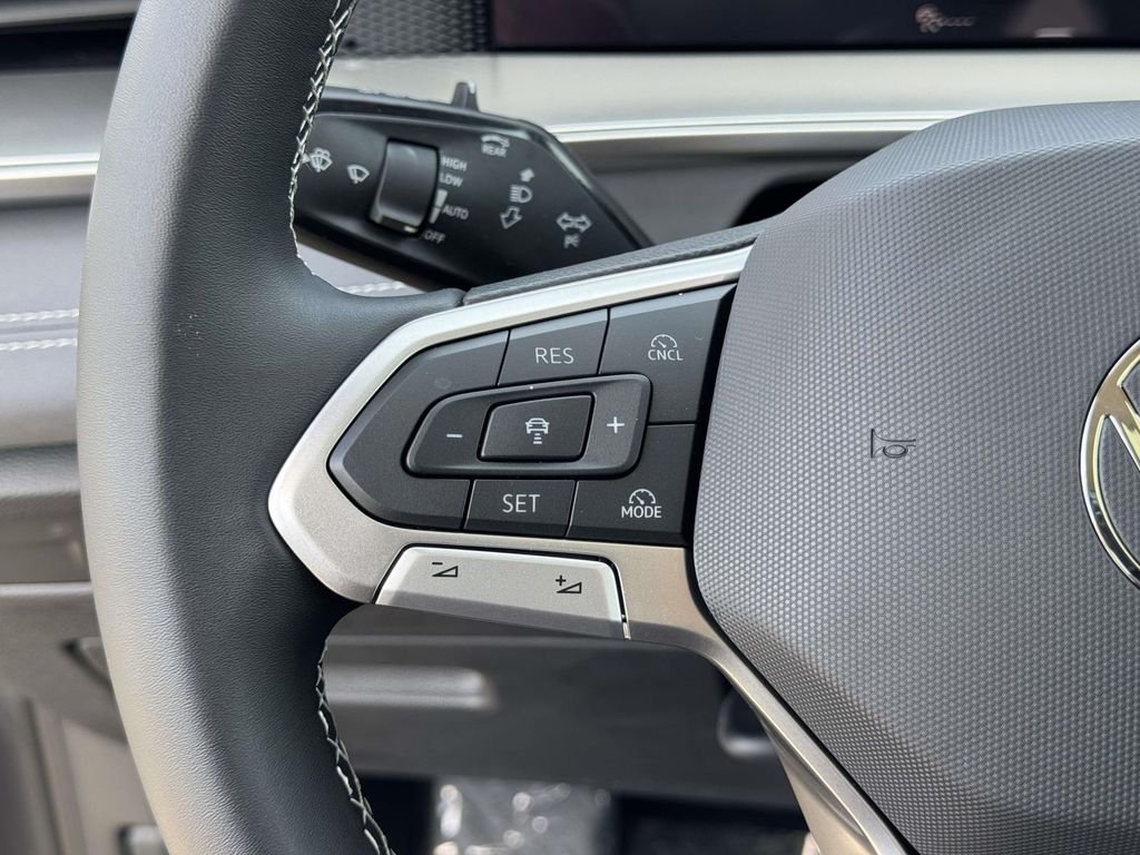 2025 Volkswagen Tiguan SE - Photo 23