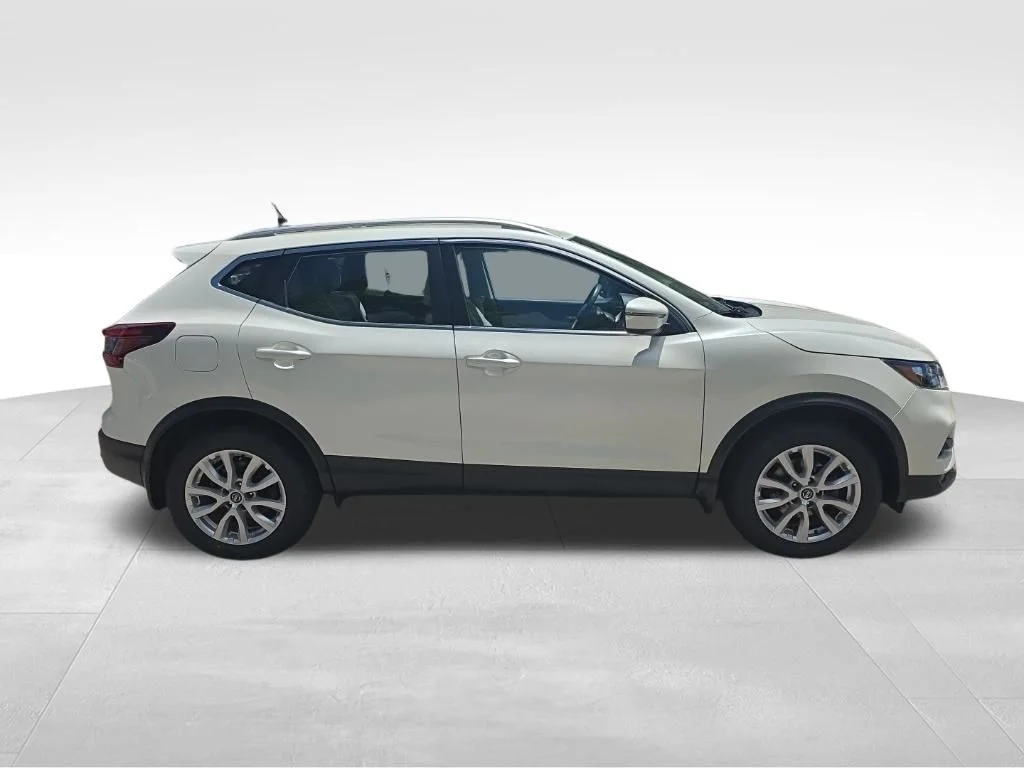 Used 2021 White Nissan SV image 4