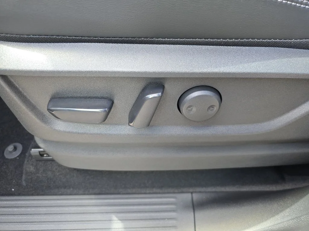 New 2026 RADIANT WHITE INFINITI Luxe 2WD image 19